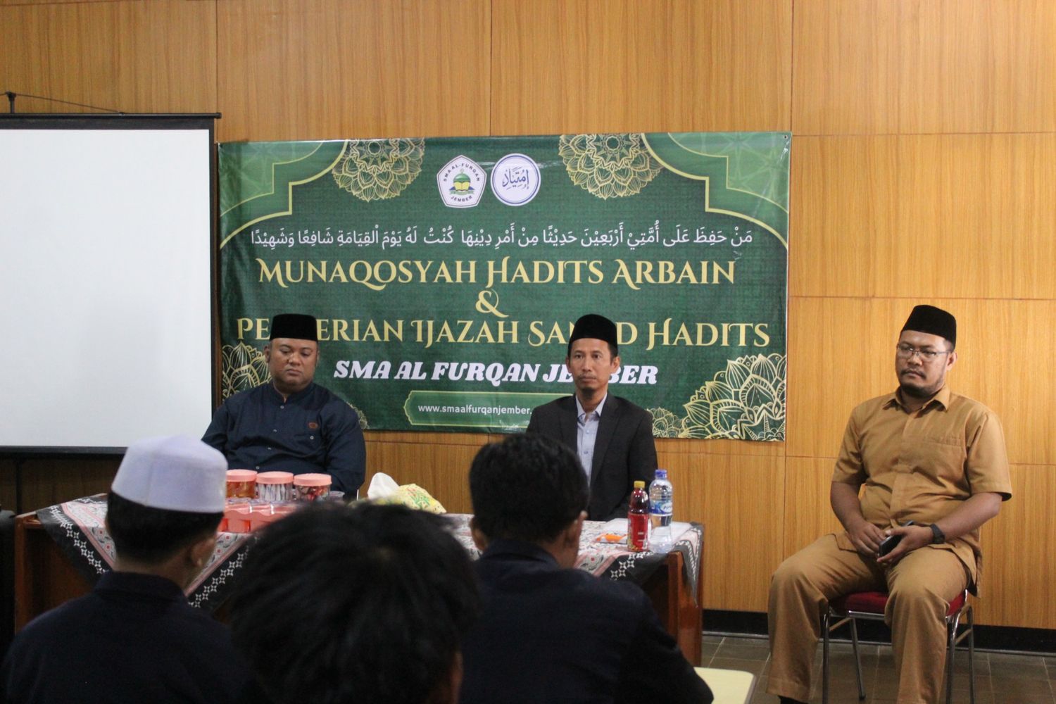 Pensanadan Hadist dan Munaqosyah: Menjaga Keaslian Ilmu dan Menguatkan Karakter Peserta Didik